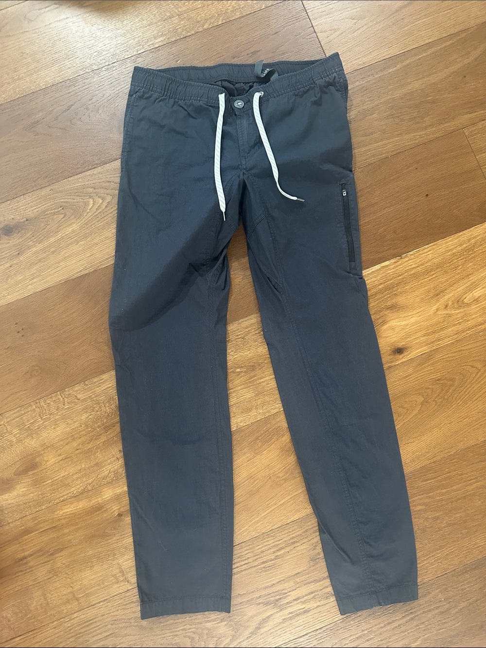 Vuori Men's Drawstring Joggers in Charcoal with White Drawcord